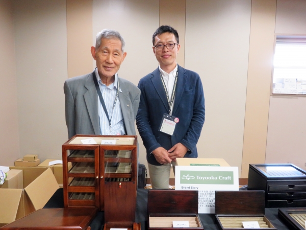 日本楽器（現ヤマハ）のオルガン・ピアノやドラム・ギターの製造の技術を受け継いだ1969年創業の浜松の木工会社。0.1mmの単位の加工ができる技術を保有し、「指物」の技術に定評がある。　豊岡クラフト