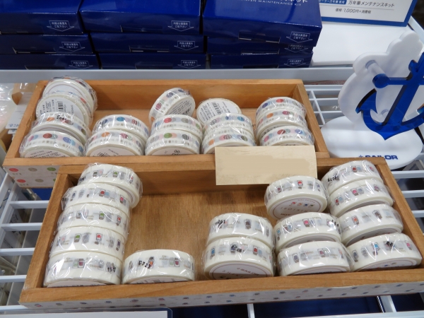 マーカーで万年筆のインクと同じ色を楽しめる「四季織マーカー」のマークやインクボトルがデザインされた「マスキングテープ」セーラー万年筆