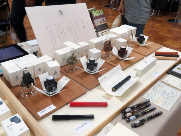 日本の伝統色を現代の技法を用いて再現した染料インク「京の音」は京都草木染研究と共同開発 。TAG STATIONERY