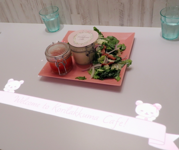 スープとサラダの前菜。スープは「クラムチャウダー」と「ミネストローネ」の 2 種から選べます。 ペアで別々のチョイスも可能