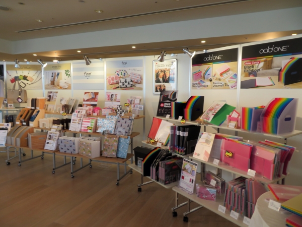 シンプルで機能的な北欧発ステーショナリーシリーズ「フィンダッシュ」、ブラックレインボーシリーズ「アドワン」、ウッズスタイルシリーズ等の新製品を展示。