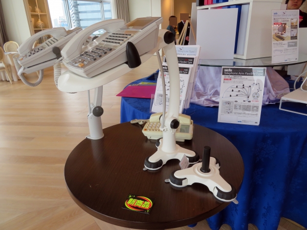 360度回転、上下調整自由自在。クランプ不要の「テレホンアーム　フレックスタイプ＜吸着式＞」