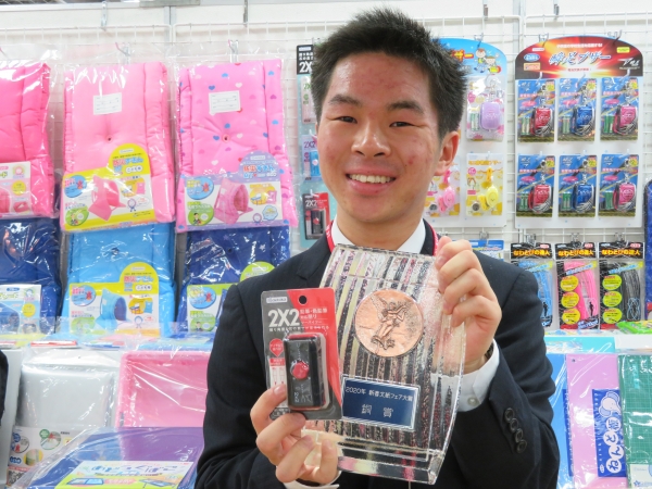 鉛筆・色鉛筆対応！ダイヤルを回すと削り角度・長さが変えられる「ツーバイツー」デビカ