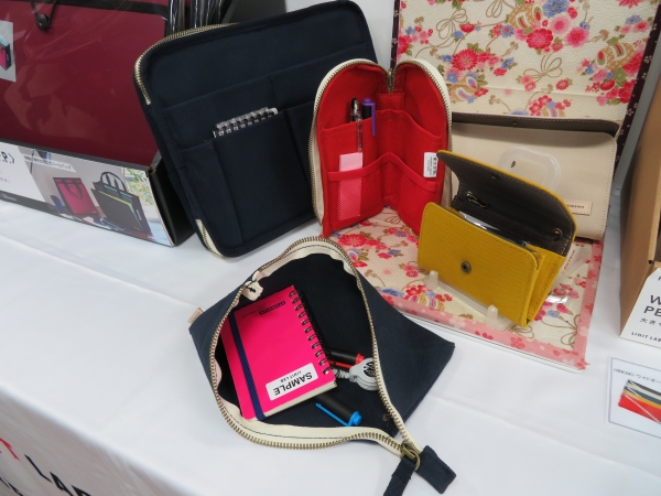 Ｌ字に自立！裏返しても使えるリバーシブル設計「スタンドペンポーチ」LIHIT LAB.