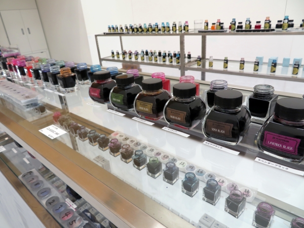 プラチナ万年筆「CLASSIC INK」は、「時間の経過とともに筆跡が黒く変化する」ことに注目して、変化の過程を楽しむ万年筆用インク