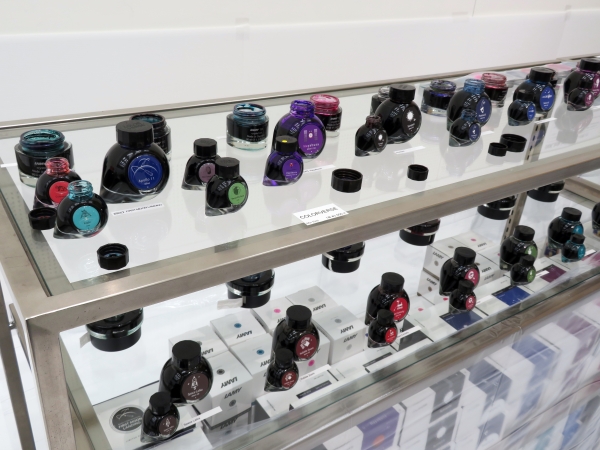 韓国PLNBEE社「COLORVERSE」ユニークで美しい色のコレクションと革新的な技術でブレンドされたそれぞれの色の表現を楽しめる