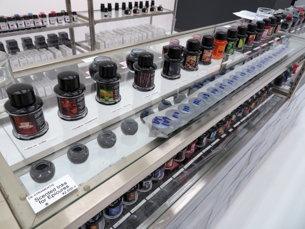 ヤンセン・ハンドメイド・インク工房は伝統的な手作りインクを特別な古い製法で製造するドイツの小さなインクメーカー。DE ARTAMENTIS「Scented Inks for Epicures」