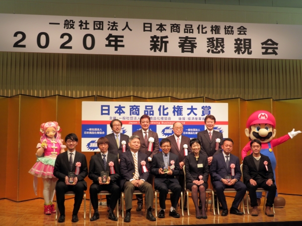 日本商品化権大賞2019国内部門受賞「ＯＮＥ　ＰＩＥＣＥ　ＳＴＡＭＰＥＤＥ」「チコちゃんに叱られる！」