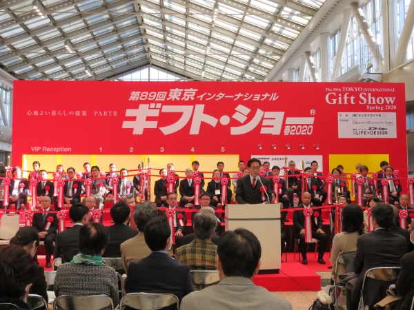 芳賀社長は「我々は常に、次代の半歩先を捉え、業態融合を実現し、新たなマーケットを創造・活性化してきた。必ずや、皆様の期待にそえると確信しています」