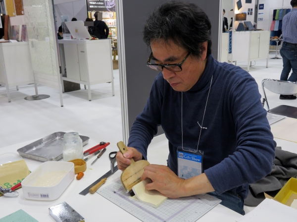 職人の長年培われたカン、そして神の手で丁寧に仕上げられる「和帖」　西川紙業