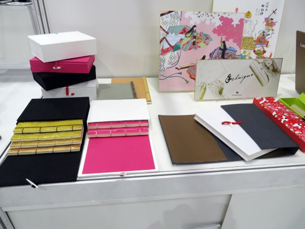 箱・帙箱、巻き峡(こはぜ留め)のように斜めに断裁して加工することも可能　西川紙業