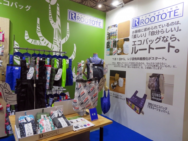 7月1日から、レジ袋有料義務がスタート。けれど、義務としてエコバッグを持たされるのは、なんだかつまらない。 エコバッグをもっと楽しくて、自分らしさが表現できて、「いつでも携帯したいもの」に。ROOTOTEが考える「楽しいお出かけ」を提案