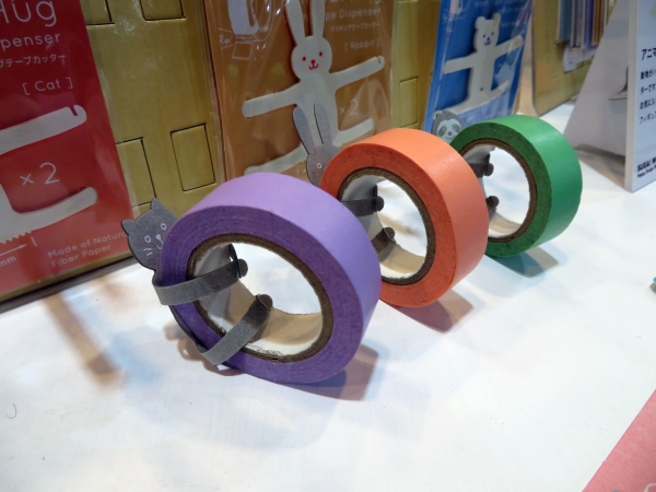 「アニマルハグ」は、マスキングテープに装着しテープをカット。新感覚の抱きしめタイプ動物型テープカッター。グレーネコ・グレーウサギ・ナマケモノ。スガイワールド