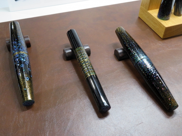 まるで葉巻のようなどっしりとしたフォルム。これは嵯峩螺鈿・野村が開発した高級万年筆「Ｎebula(ネビュラ）」