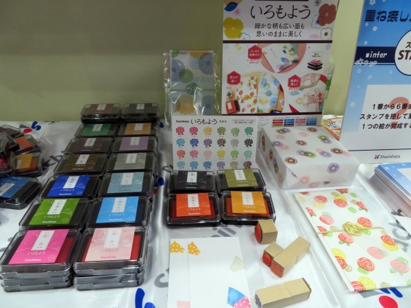 乾きが速く、クッキリ鮮やか！繊細な模様もキレイに押せる！スタンプアート用スタンプパッド「いろもよう」。日本の伝統色「露草色」など全２４色　シヤチハタ