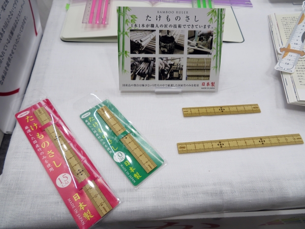 60年来竹尺を作り続けている竹尺製造工房とＯＲＩＯＮＳ定規がコラボ！厳選した国産真竹と孟宗竹のみを使用、ペンポーチにも入るレトロカワイイ「たけものさし10/15㎝」共栄プラスチック