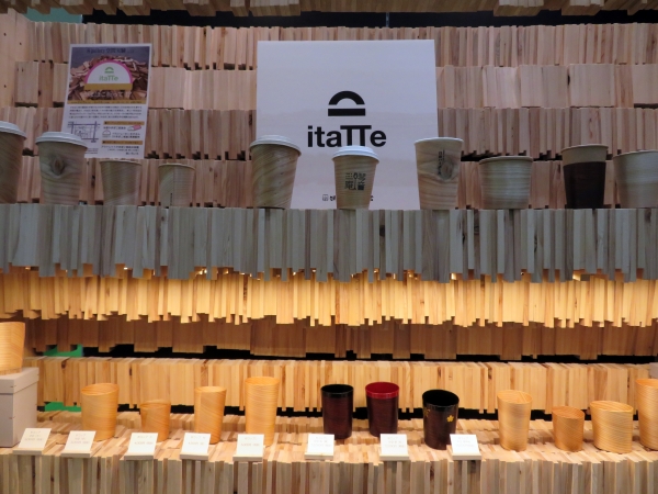  環境に優しい、わずか0.5ｍｍの杉の「薄板」を巻いて作った「itaTTe コップ」。ビールなど、炭酸飲料を注ぐと、きめ細かい泡が立つのも特徴 日田のかまぼこ板屋・瀬文夫商店　