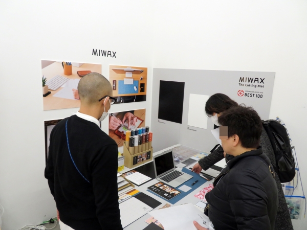 ミワックスのデスクマット『ＴＨＥ　ＤＥＳＫ　ＭＡＴ』は、スタイリッシュなデザインで１２色のカラーバリエーションを持つＰＶＣ樹脂製。