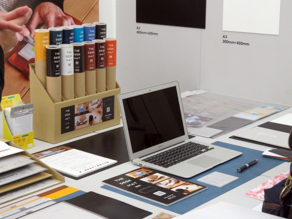 ミワックスのデスクマット『ＴＨＥ　ＤＥＳＫ　ＭＡＴ』は、スタイリッシュなデザインで１２色のカラーバリエーション。ブラック、ホワイト、ダークブラウン、ライトブラウン、ワイン、オレンジ、イエロー、グリーン、ネイビー、ターコイズブルー、シーガルブルー、シーガルブラック 