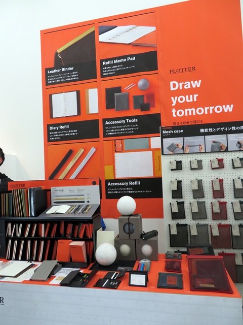 デザインフィルの「PLOTTER」は、「書くこと」に重点を置いたステーショナリーの枠組みを越えた提案を