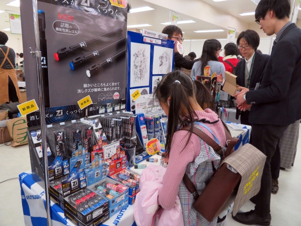 興味津々！消しクズがくっつく「ペン磁ケシ」。消しクズが瞬時に集められ、ワンタッチで捨てられる。クツワ