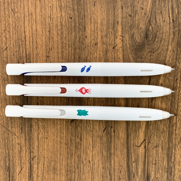 東北の仲間たちをイメージした「クマ（黒インク）」「ゆきちゃん（赤インク）」「サカナ（青インク）」かわいいイラストが軸にデザインされた、ゼブラ「ブレン」3 種類　0.5mm3本セット、750円（税抜）