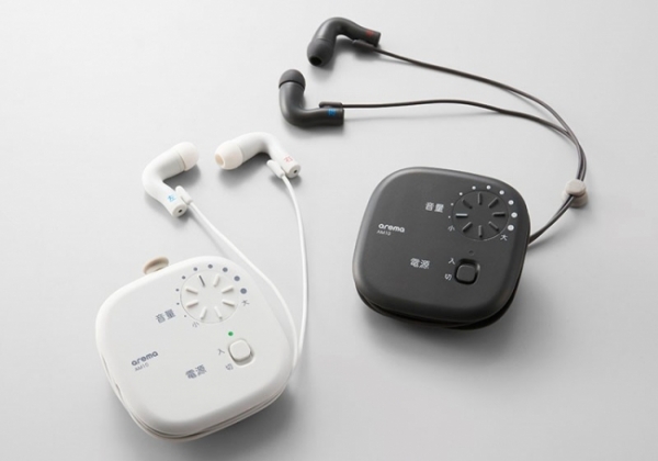 イヤホンで音楽を聴いているような自然な見た目の「集音器」10,000円（税抜）
