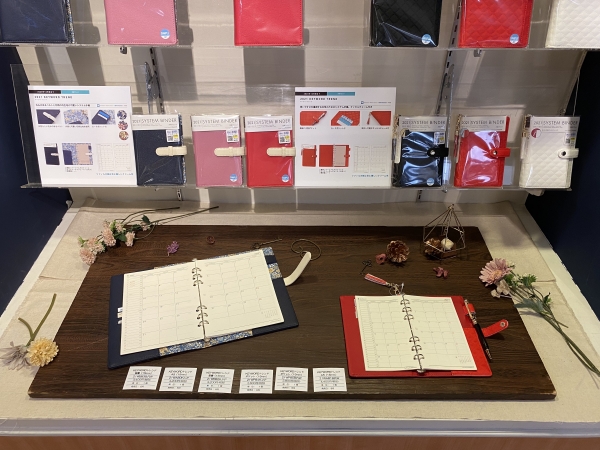 キーワードは、女性らしい丸みを帯びたベルトや内側の可愛い花柄生地を提案