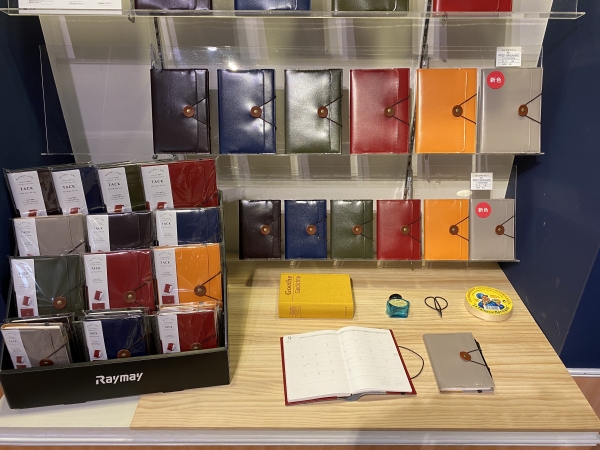 フロントにメモや書類を収納できる大型ポケット付きのタックダイアリー