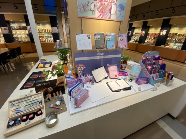 ペンや文房具など手帳と一緒にいろいろ持ち歩きたい人のためのＫＵＭダイアリー