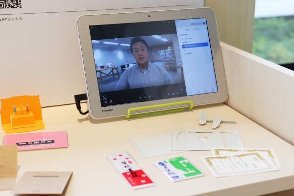  来場者に実際に商品に触れてもらい、じっくりと質感や特徴を紹介でき、オンラインで完結する展示会とは大きく違う