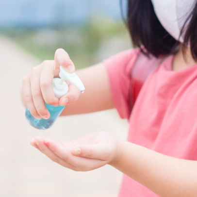 消毒液を持ち歩いておけば、水がないところでも、手をキレイにできて安心。