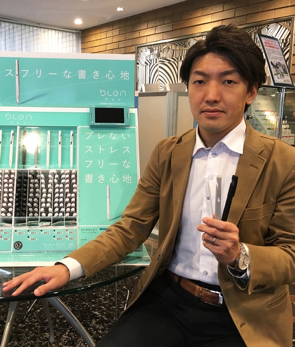 多くの種類のボールペンを買い集めて、手の感覚がおかしくなるくらい書き比べていた時、筆記時のペンの振動が気になった。これを抑えることができれば書き心地が良くなり、無意識のうちにかかっていたストレスを軽減できるのではと考えた