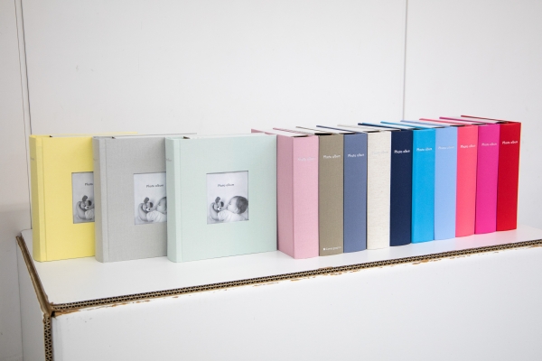 2008年の発売以来、多彩な色展開を行い、ロングセラーを続ける「フォトフレームアルバム」。　ペールトーンやシックなグレージュなど、海外製生地ならではのニュアンス感のある3色を追加