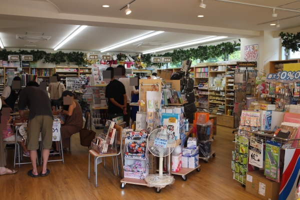奥まで商品を見やすくした店内