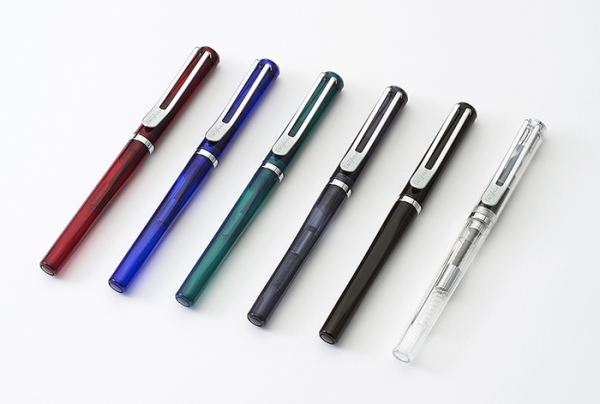 クリアなボディでインク色も楽しめる「ファセット」