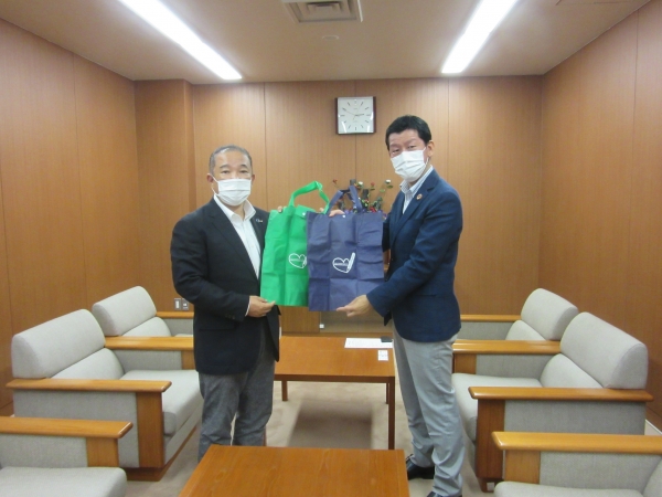 左）本村賢太郎市長・浦上裕生代表理事