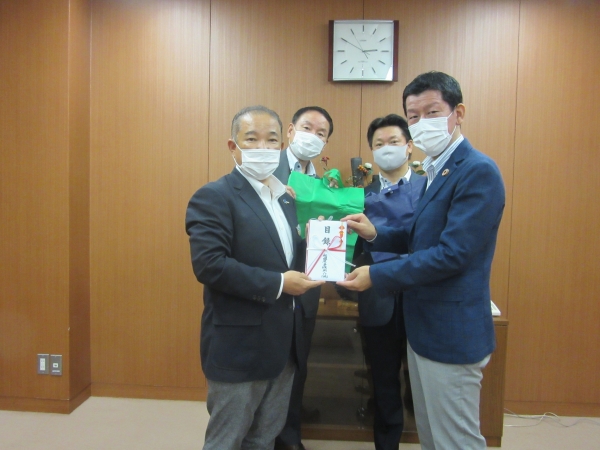 前）本村賢太郎市長・浦上裕生代表理事　後）亀山謙治専務理事・佐藤幸一理事
