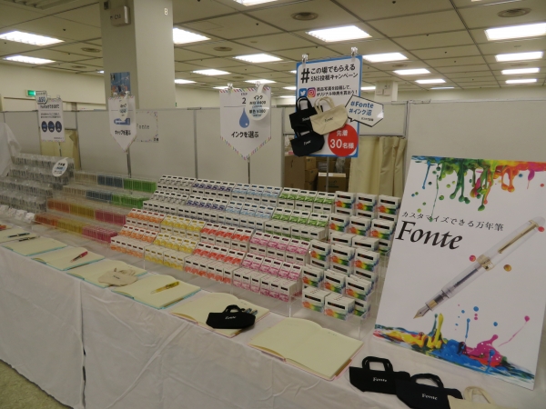 「Fonte」はカラーペン感覚で使えるスケルトン万年筆です。インクに合わせてキャップの色を選び、自分だけの万年筆を作ることができます！