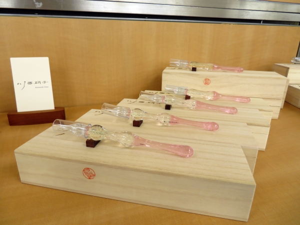 「流線 ショートサイズ」小さい手の中にもちょうど収まるサイズ感。軽くてサラサラ書けるガラスペン　川西硝子