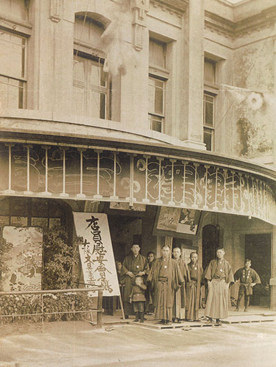 1910年（明治43年）10月1日　先代西村福松、「西村合名会社大阪支店」として、文房具　卸問屋を開業（現在の大阪市中央区南船場）。