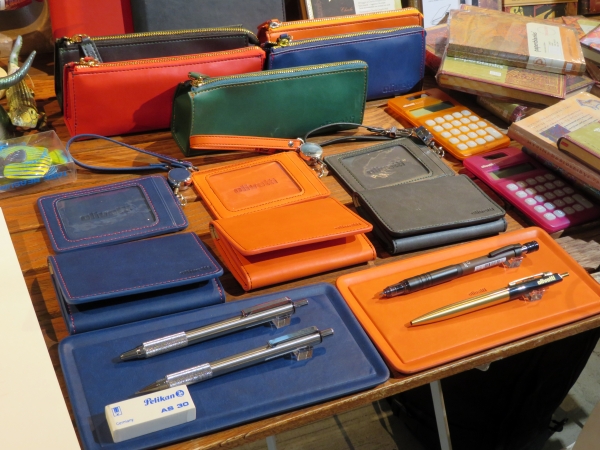 タイプライターデザイン・イタリア『オリベッティ』革製品を紹介 紀寺商事