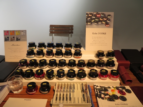 ナガサワ文具センター 竹内直行室長の発案で、神戸の色彩を万年筆インクに表す「Kobe INK物語」が発売されたのが2007年。発売から13年の歳月を経て、2020年9月4日（金）に発売する記念すべき100色目の「Kobe INK物語」は、３色同時発売で台湾の「誠品書店」とのコラボレーション「台湾阿里山グリーン」と「九ポ堂」とのコラボインク「星屑インク 流れ星の夢」「茜雲インク あの日の夕焼け」。