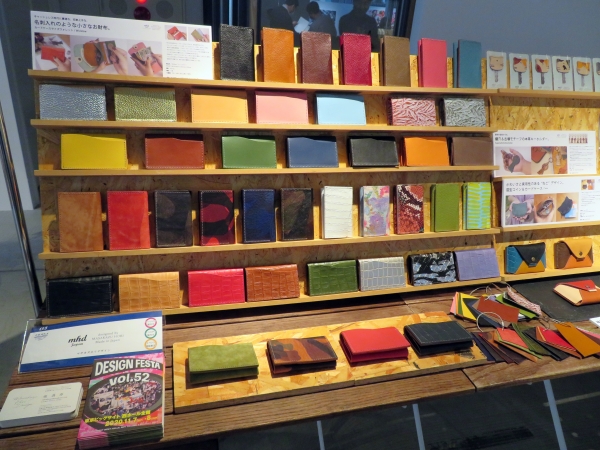 ｍｈｄブランドの革製品は、プロダクトデザイナーならではのアイデアを盛り込んだデザイン性だけでなく、日本国内で厳選された自然な製法でなめした牛革を主に使用し、手間と時間を費やして製造しています。