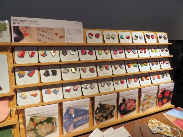 本革の端切れからできた蝶バネイヤリング「ＫＡＷＡＫＡＫＥＲＡ」ｍｈｄ