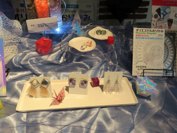 「オリエステルおりがみ」は、紙やセロハンとは違う機能を活用し、クラフトやアクセサリーの素材として、テーブルコーディネートとして、さまざまなシーンで利用することができます。オリエステルおりがみ（東洋紡）