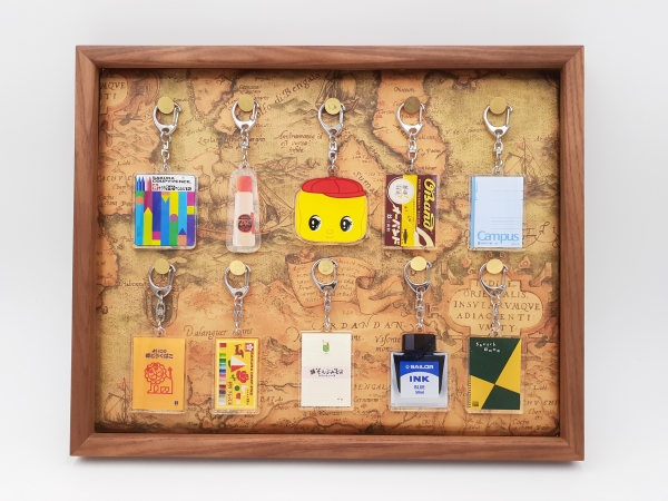 限定販売 アクリルキーホルダーコレクション価格：500 円/1 回 「かわいい！」 「見たことある！」「あれが欲しい！」皆さんお馴染みの定 番文具がミニチュアのアクリルキーホルダーになりました！全 10 種類の中から、何が当たるかはパッケージを開けてからのお楽しみに！