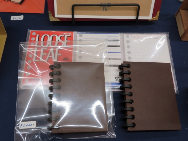 ちっちゃくてかわいいマルマンのミニミニルーズリーフを堪能する革表紙ミニミニリングノート。自由にリフィルを交換できるところがポイント　工房Q