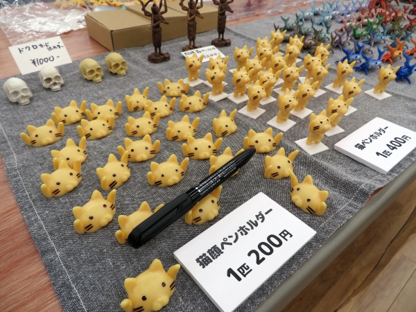 SNSで話題のアーニトルの「猫ペンホルダー」「猫顔ペンホルダー」。ついつい大人買い・・・