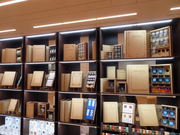 『INK BOOK』とは、それは、まるで洋書のような木のインク瓶ケース。本棚からINK BOOKを取り出し、インクを万年筆やガラスペンで愛でる。ｂｙ尚貴堂（名古屋）